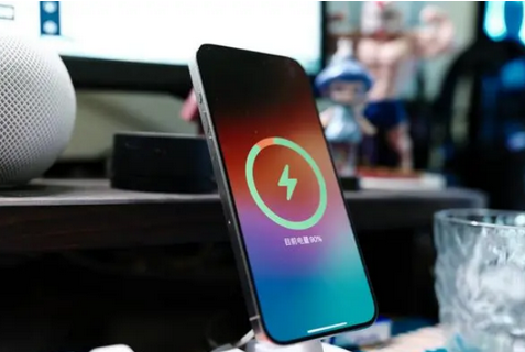 榆树苹果15换屏服务分享用什么充电器给iPhone15充电更好 